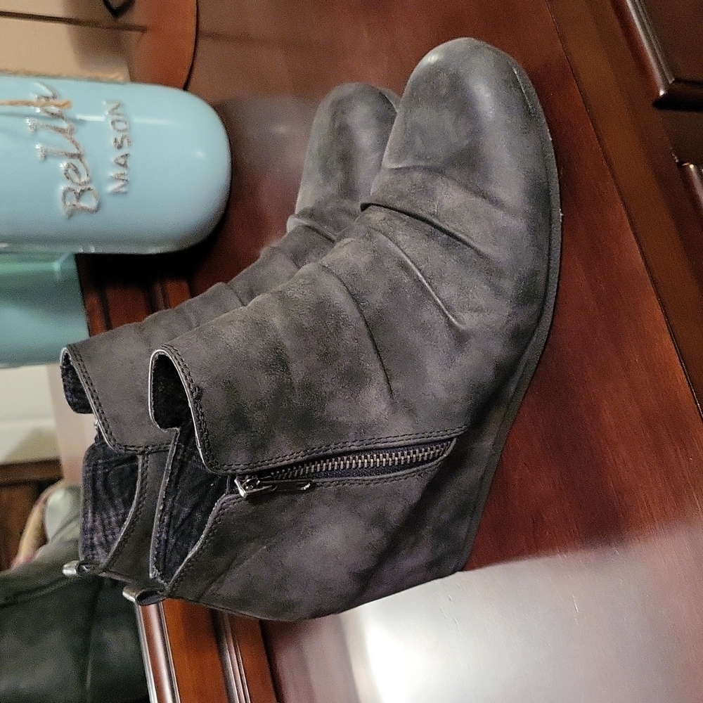 EUC Maurices Size 10 Wedge Bootie